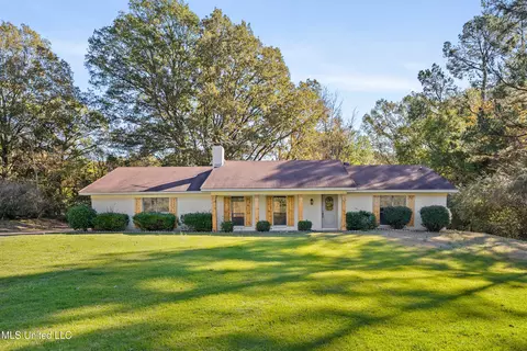 627 Pamela Dr, Senatobia, MS 38668