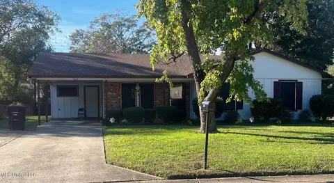 1255 Lourdes St, Greenville, MS 38703