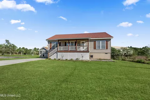 210 Pine Ridge Dr, Waveland, MS 39576