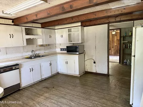 Kitchen - 871 King Bee Rd, Perkinston, MS 39573 photo 3 of 4