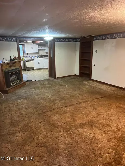 Living - 871 King Bee Rd, Perkinston, MS 39573 photo 1 of 2