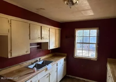 Entry Way - 444 W Hill Dr, Jackson, MS 39209 photo 2 of 3