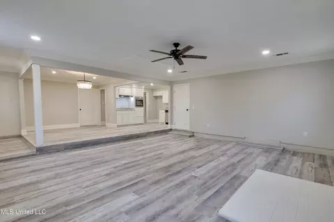 Living - 705 Lindale St, Clinton, MS 39056 photo 4 of 5