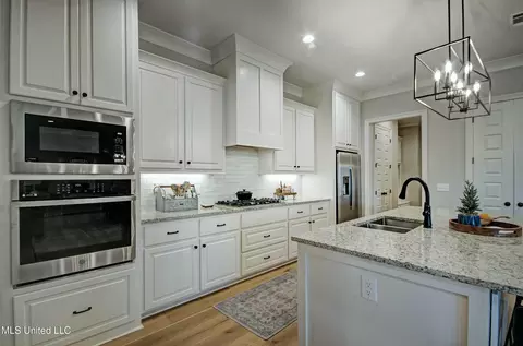 Kitchen - 140 Freedom Ring Dr, Brandon, MS 39047 photo 5 of 5