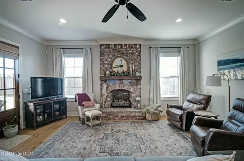 Living - 140 Freedom Ring Dr, Brandon, MS 39047 photo 3 of 3