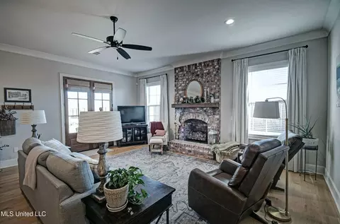 Living - 140 Freedom Ring Dr, Brandon, MS 39047 photo 2 of 3