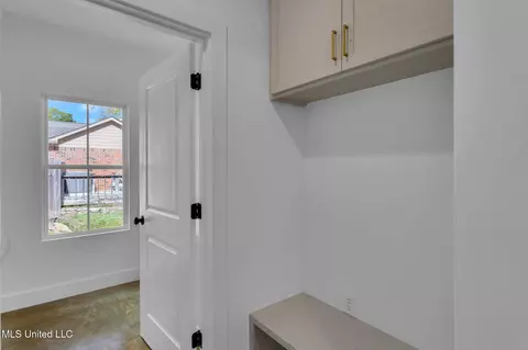 Entry Way - 45 Westridge Dr, Brandon, MS 39047 photo 2 of 2