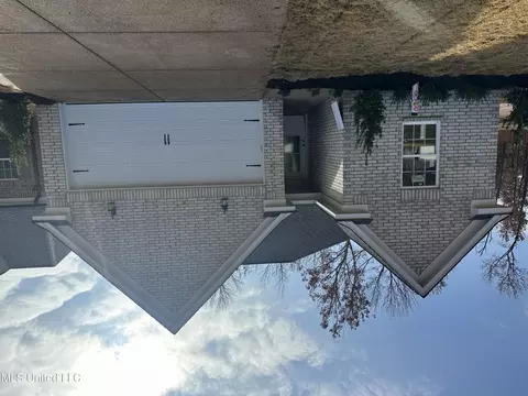 391 Country Garden Dr, Southaven, MS 38671