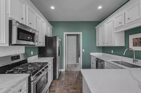 Kitchen - 433 Fairfield Dr, Madison, MS 39110 photo 3 of 4