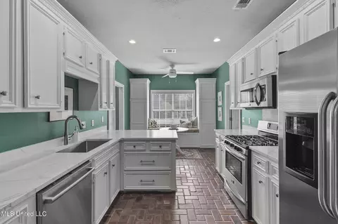 Kitchen - 433 Fairfield Dr, Madison, MS 39110 photo 2 of 4