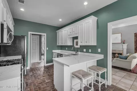 Kitchen - 433 Fairfield Dr, Madison, MS 39110 photo 1 of 4