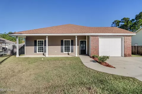 214 Dogwood St, Waveland, MS 39576