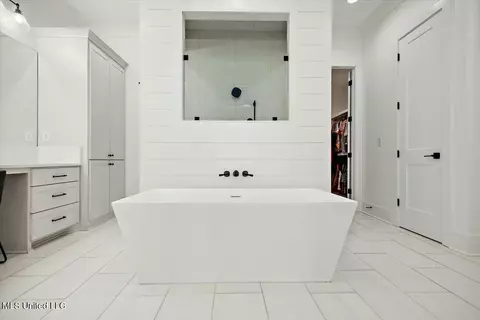 Bath - 104 Sagamore Cv, Flora, MS 39071 photo 1 of 8