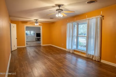 Living - 54 Melanie Rd, Natchez, MS 39120 photo 3 of 5