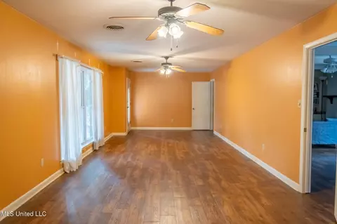 Living - 54 Melanie Rd, Natchez, MS 39120 photo 2 of 5