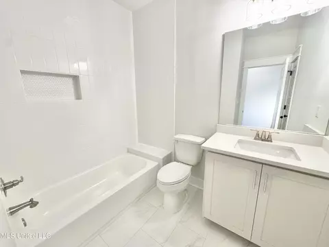 Bath - 1772 Bakersfield Way, Nesbit, MS 38651 photo 4 of 5