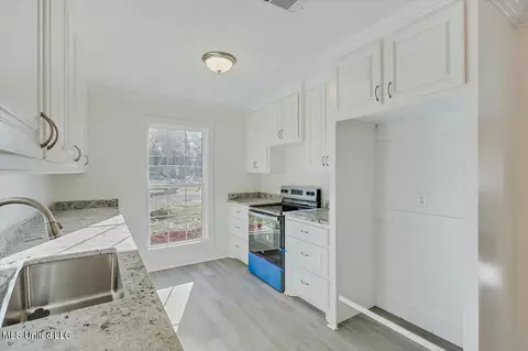 Kitchen - 2043 Red Oak Dr, Brandon, MS 39042 photo 1 of 3