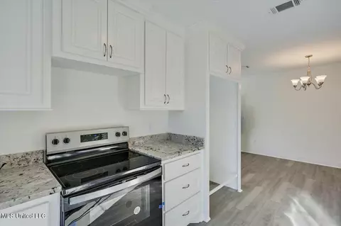 Kitchen - 2043 Red Oak Dr, Brandon, MS 39042 photo 2 of 3
