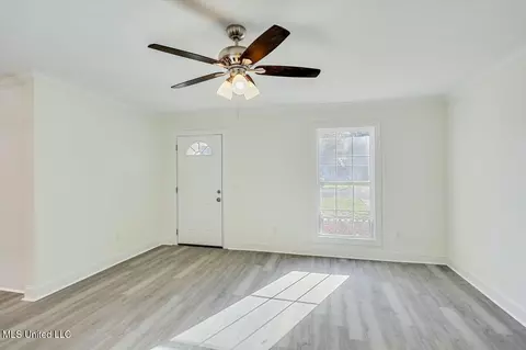 Living - 2043 Red Oak Dr, Brandon, MS 39042 photo 2 of 4