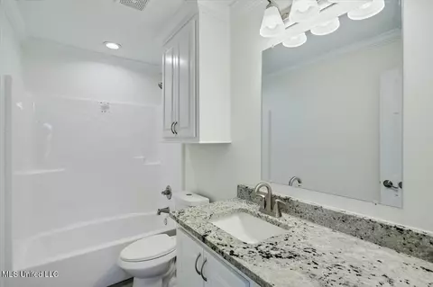 Bath - 2043 Red Oak Dr, Brandon, MS 39042 photo 2 of 2