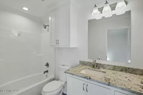Bath - 2043 Red Oak Dr, Brandon, MS 39042 photo 1 of 2