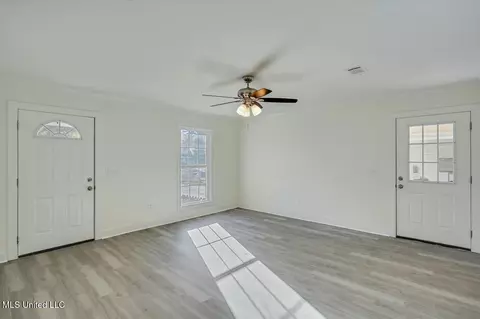 Living - 2043 Red Oak Dr, Brandon, MS 39042 photo 3 of 4