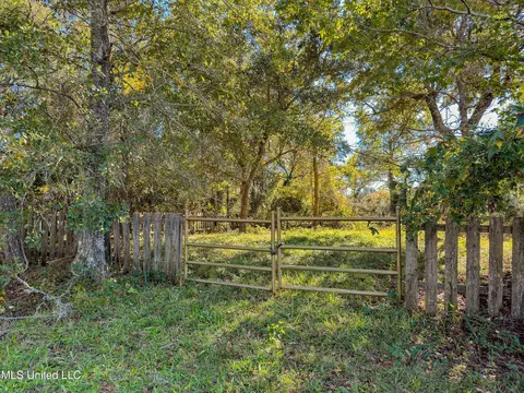204 3rd Ave, Pass Christian, MS 39571