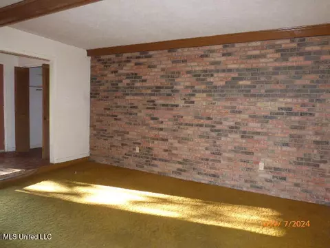 Living - 111 Coral Ave, Natchez, MS 39120 photo 2 of 2