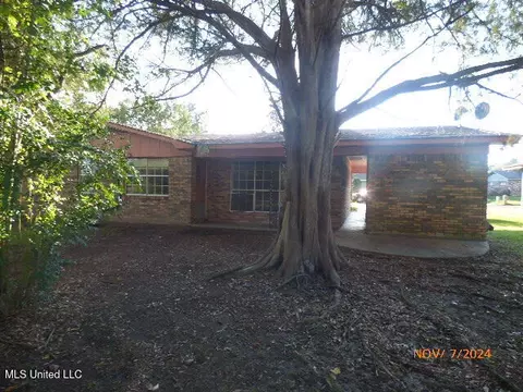 Exterior - 111 Coral Ave, Natchez, MS 39120 photo 2 of 2