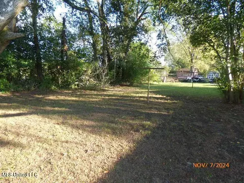 Exterior - 111 Coral Ave, Natchez, MS 39120 photo 1 of 2