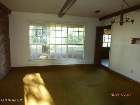 Living - 111 Coral Ave, Natchez, MS 39120 photo 1 of 2