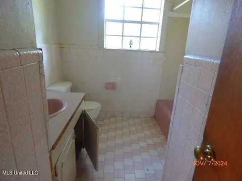 Bath - 111 Coral Ave, Natchez, MS 39120 photo 1 of 2