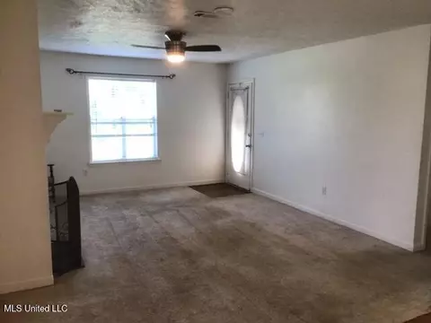 Living - 147 A Cumberland Rd, Brandon, MS 39047 photo 4 of 5