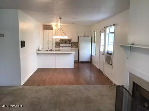 Living - 147 A Cumberland Rd, Brandon, MS 39047 photo 2 of 5