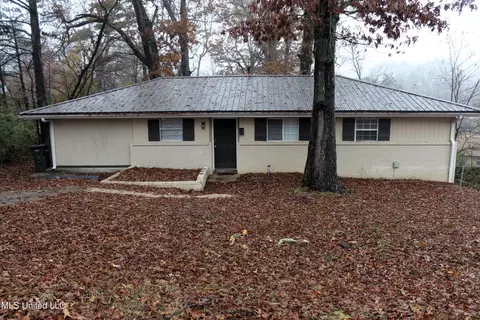 390 Ridgecrest Dr, Holly Springs, MS 38635