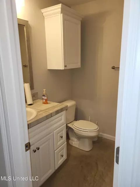Bath - 120 Notting Hill Pl, Canton, MS 39046 photo 3 of 3