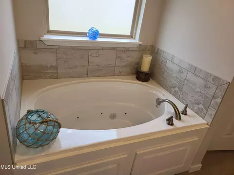 Bath - 120 Notting Hill Pl, Canton, MS 39046 photo 2 of 3