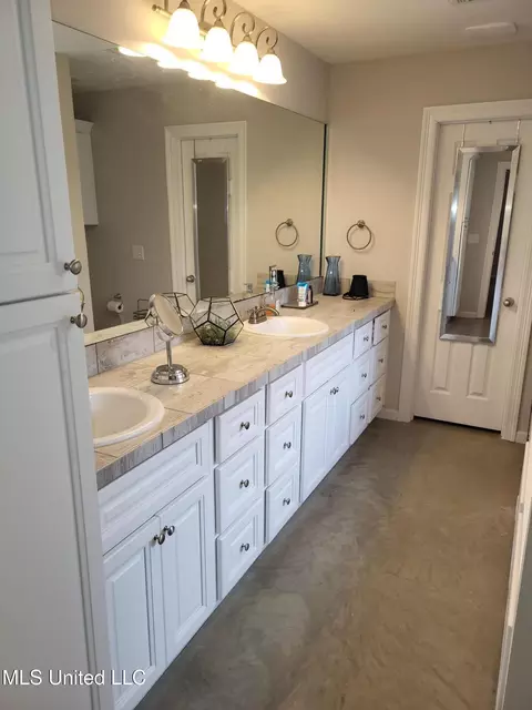 Bath - 120 Notting Hill Pl, Canton, MS 39046 photo 1 of 3