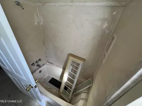 Bath - 4812 Community Ave, Moss Point, MS 39563 photo 2 of 5