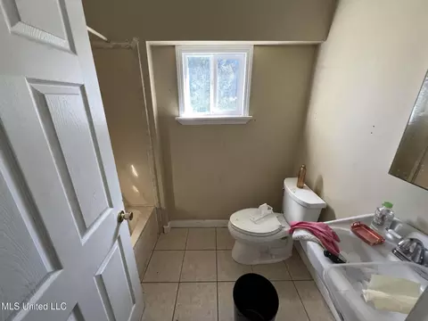 Bath - 4812 Community Ave, Moss Point, MS 39563 photo 1 of 5