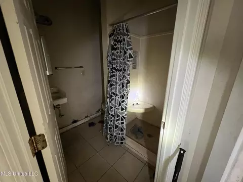 Bath - 4812 Community Ave, Moss Point, MS 39563 photo 4 of 5