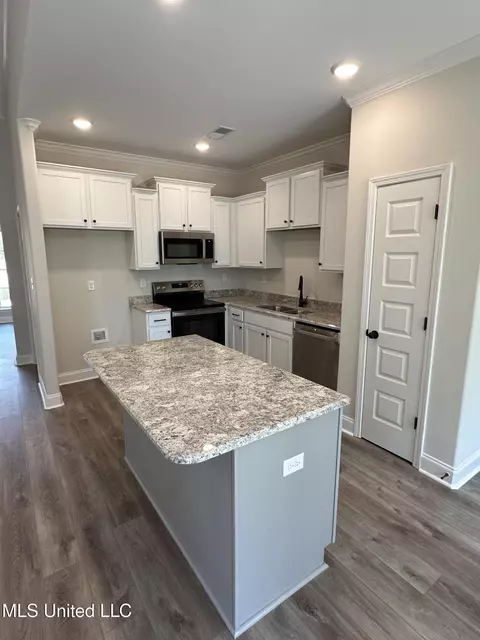 Kitchen - 971 Collie Dr, Hernando, MS 38632 photo 2 of 2