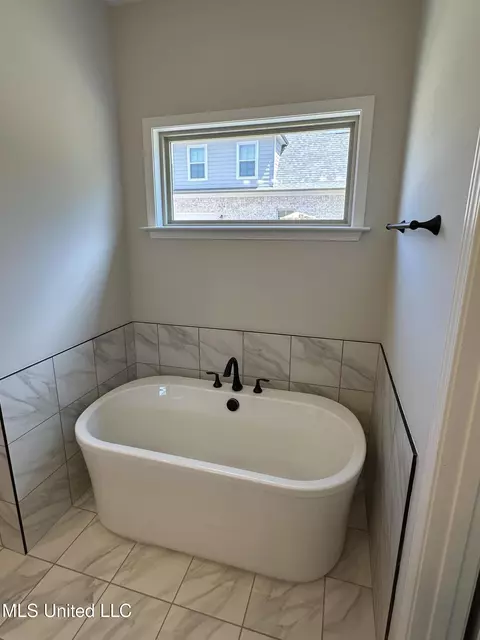 Bath - 971 Collie Dr, Hernando, MS 38632 photo 1 of 4