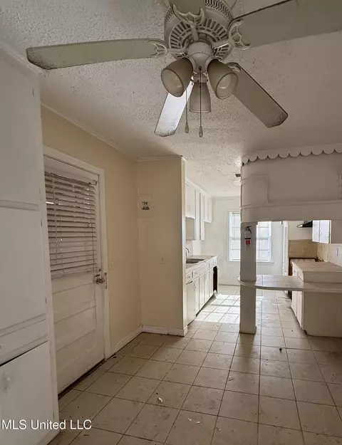 Entry Way - 124 S Sunset Ter, Jackson, MS 39212 photo 1 of 1