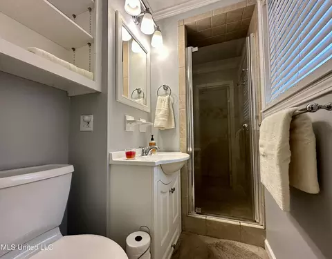 Bath - 910 Cedar Hill Dr, Clinton, MS 39056 photo 2 of 3
