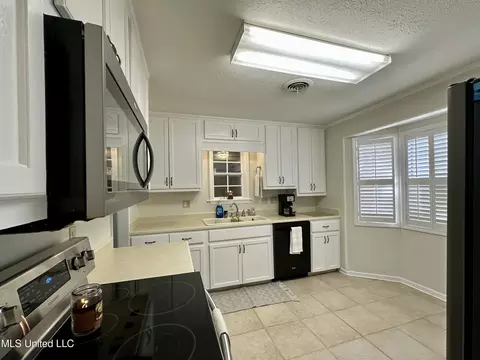 Kitchen - 910 Cedar Hill Dr, Clinton, MS 39056 photo 1 of 2