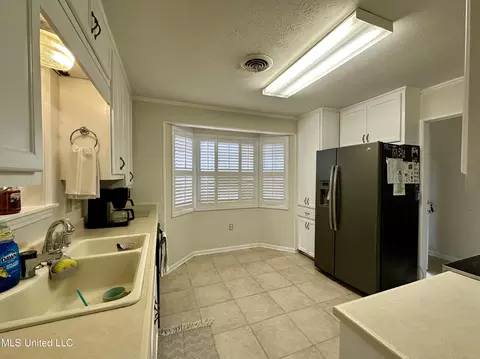 Kitchen - 910 Cedar Hill Dr, Clinton, MS 39056 photo 2 of 2