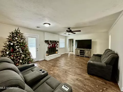 Living - 910 Cedar Hill Dr, Clinton, MS 39056 photo 2 of 3