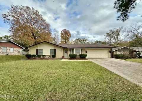 910 Cedar Hill Dr, Clinton, MS 39056