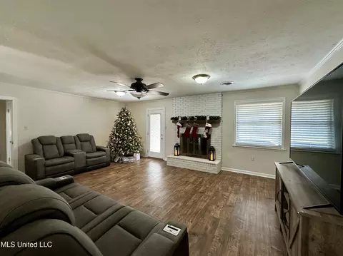 Living - 910 Cedar Hill Dr, Clinton, MS 39056 photo 3 of 3